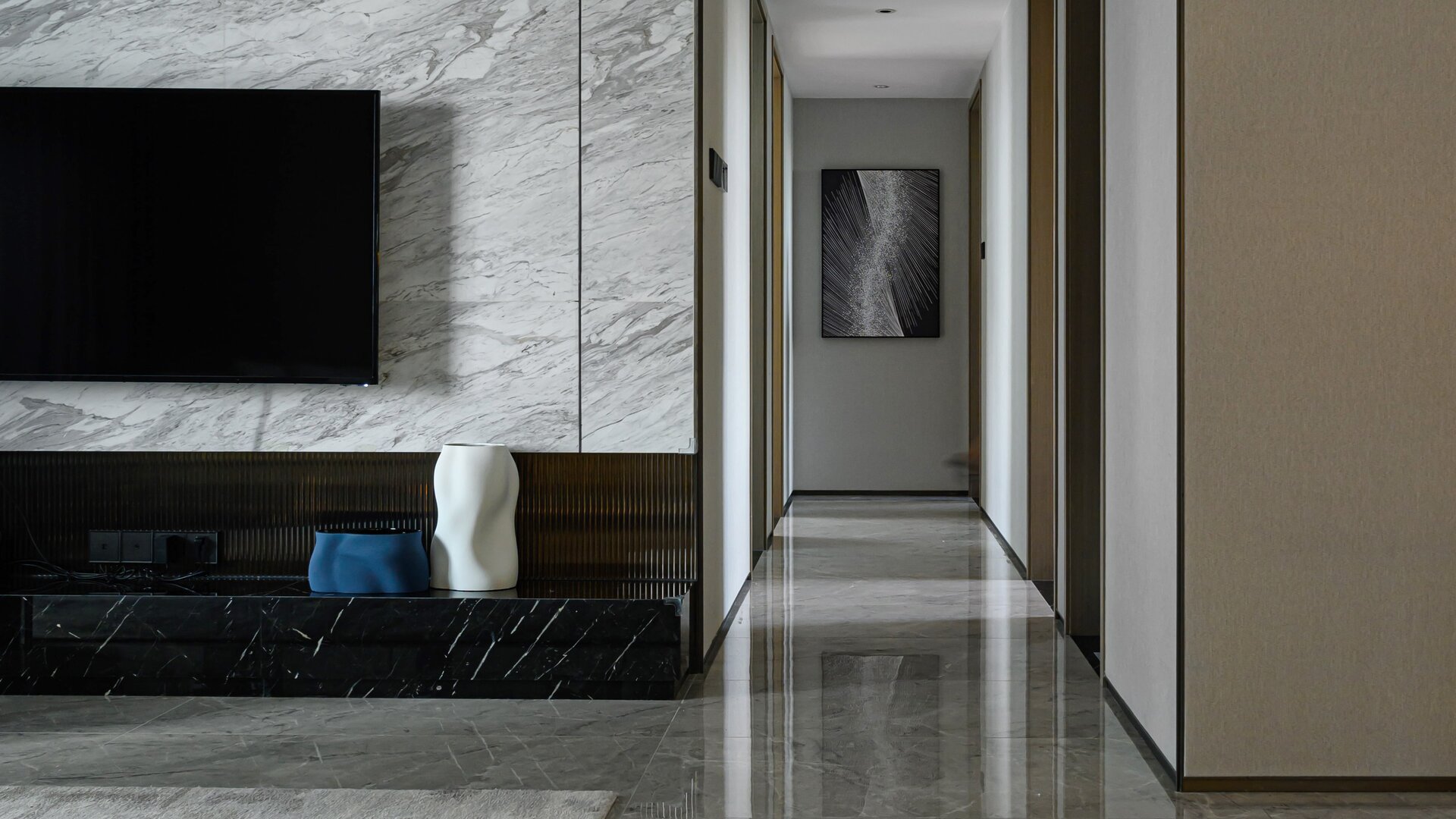 Exclusive entrance area with marble column cladding.
