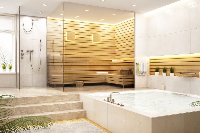 Modernes helles Badezimmer mit Natursteinfliesen, Dusche, Whirlpool und hölzerner Sauna.