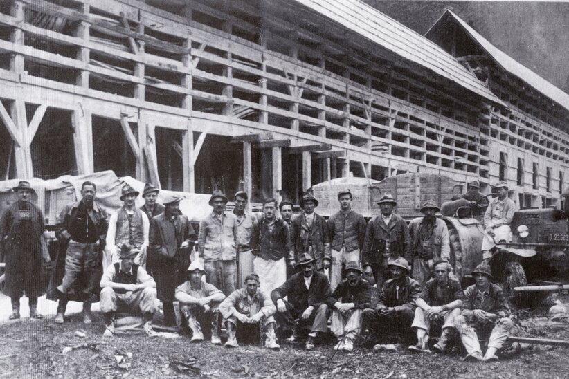 Black and white photograph of Ramsauer employees at the time of foundation. 