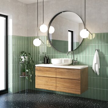 Modernes Badezimmer mit grünen Fliesen, großen runden Spiegel und Badezimmerschrank mit Holz Front.