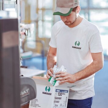 Ramsauer-Mitarbeiter in der Produktion beim Verpacken von Dichtstoff-Kartuschen. 