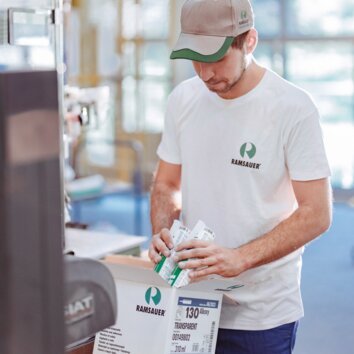Collaboratore della Produzione di Ramsauer durante l'imballaggio delle cartucce di sigillante. 