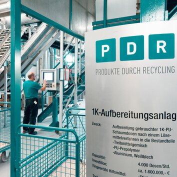 Aufnahme von einem Firmen-Schild im PDR-Gebäude 